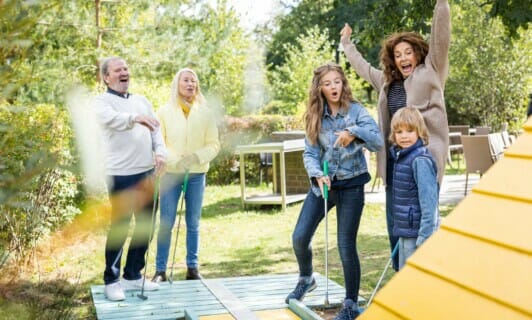 Familie hat Spaß beim Minigolf am Familienresort am Fleesensee