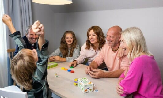 Eine Familie zusammen am Tisch