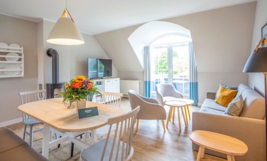 Heller Wohnbereich eines BEECH Apartments mit Esstisch
