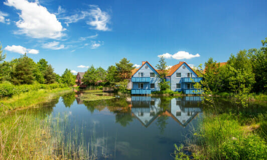 Blaue Ferienhäuser direkt am See des Familienresort in MV