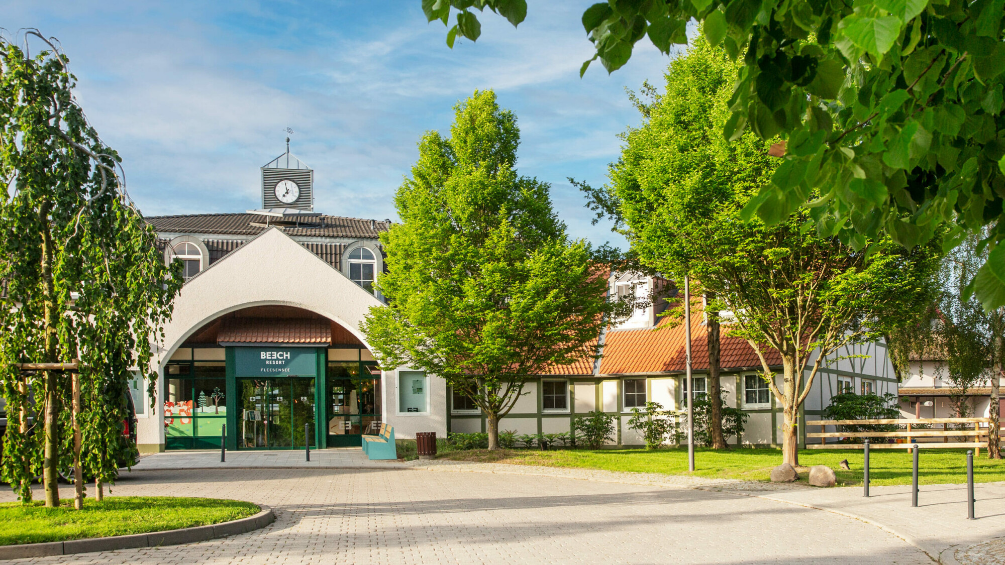 Vorhof und Außenansicht vom Eingangsbereich des BEECH Resort Fleesensee