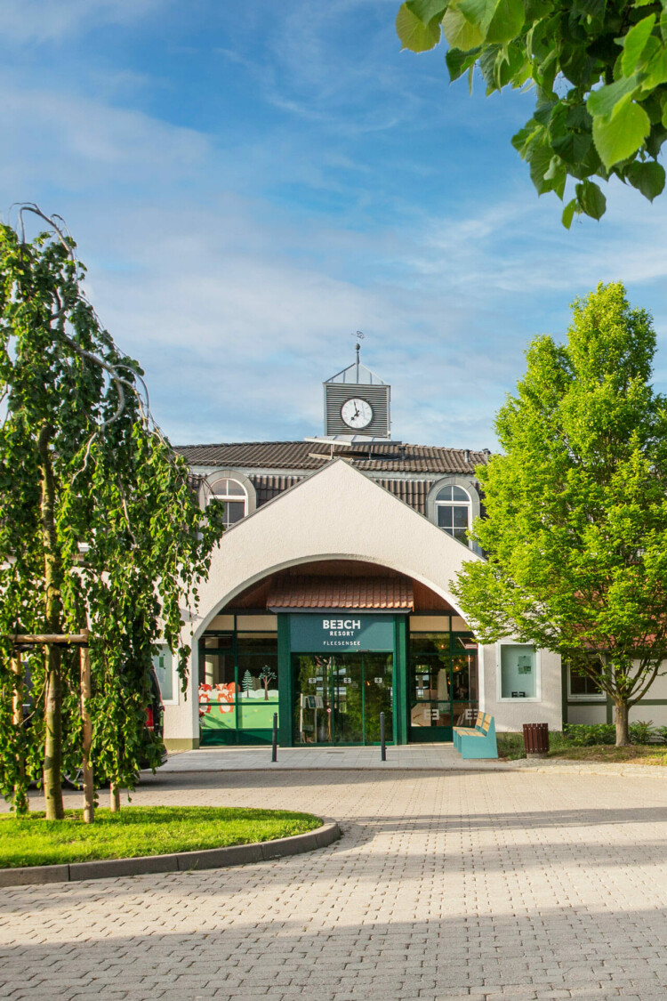 Vorhof und Außenansicht vom Eingangsbereich des BEECH Resort Fleesensee