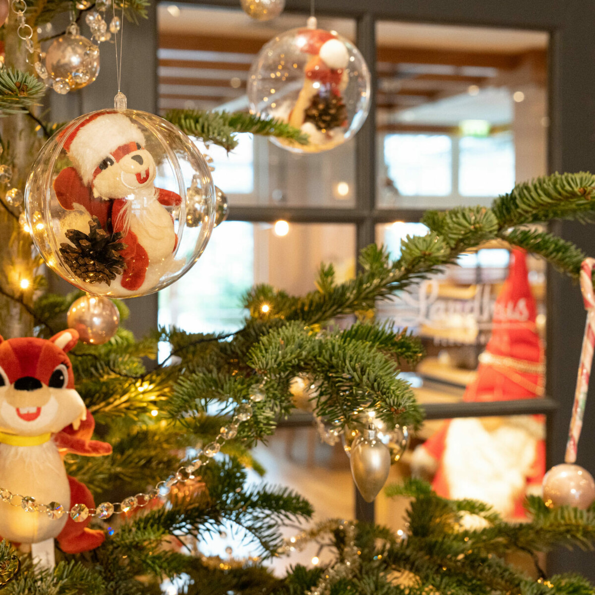 BEECH Maskottchen im Weihnachtsbaum
