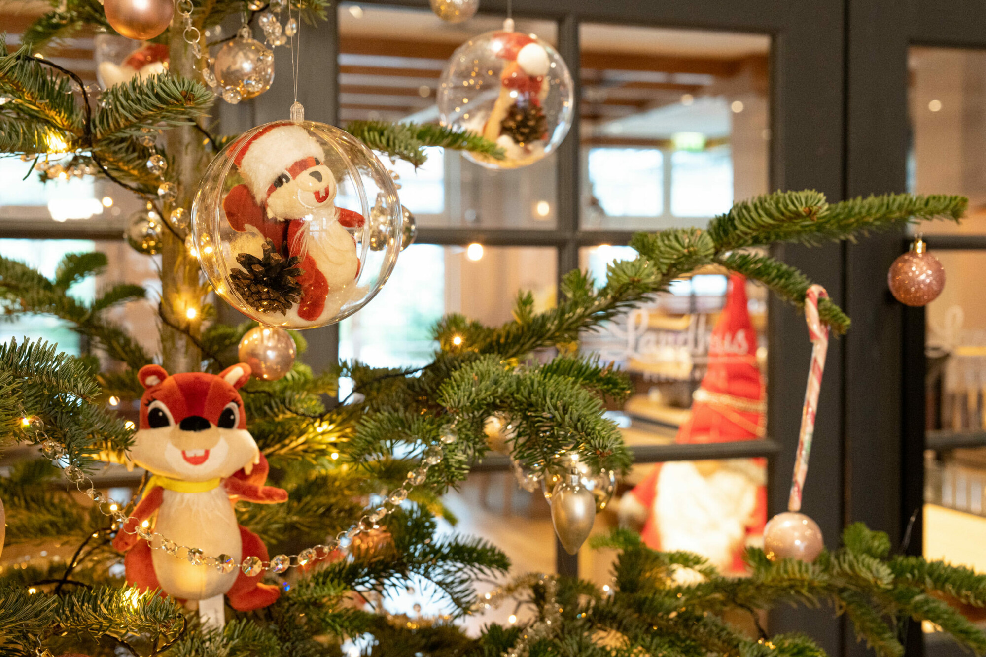BEECH Maskottchen im Weihnachtsbaum