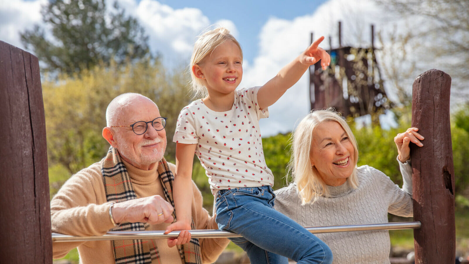 Familie auf dem Spielplatz im Oma, Opa, Enkel Urlaub an der MĂźritz