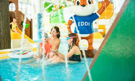 Mutter mit zwei Kindern in der Badewelt des Erlebnisbad Aquafun Fleesensee
