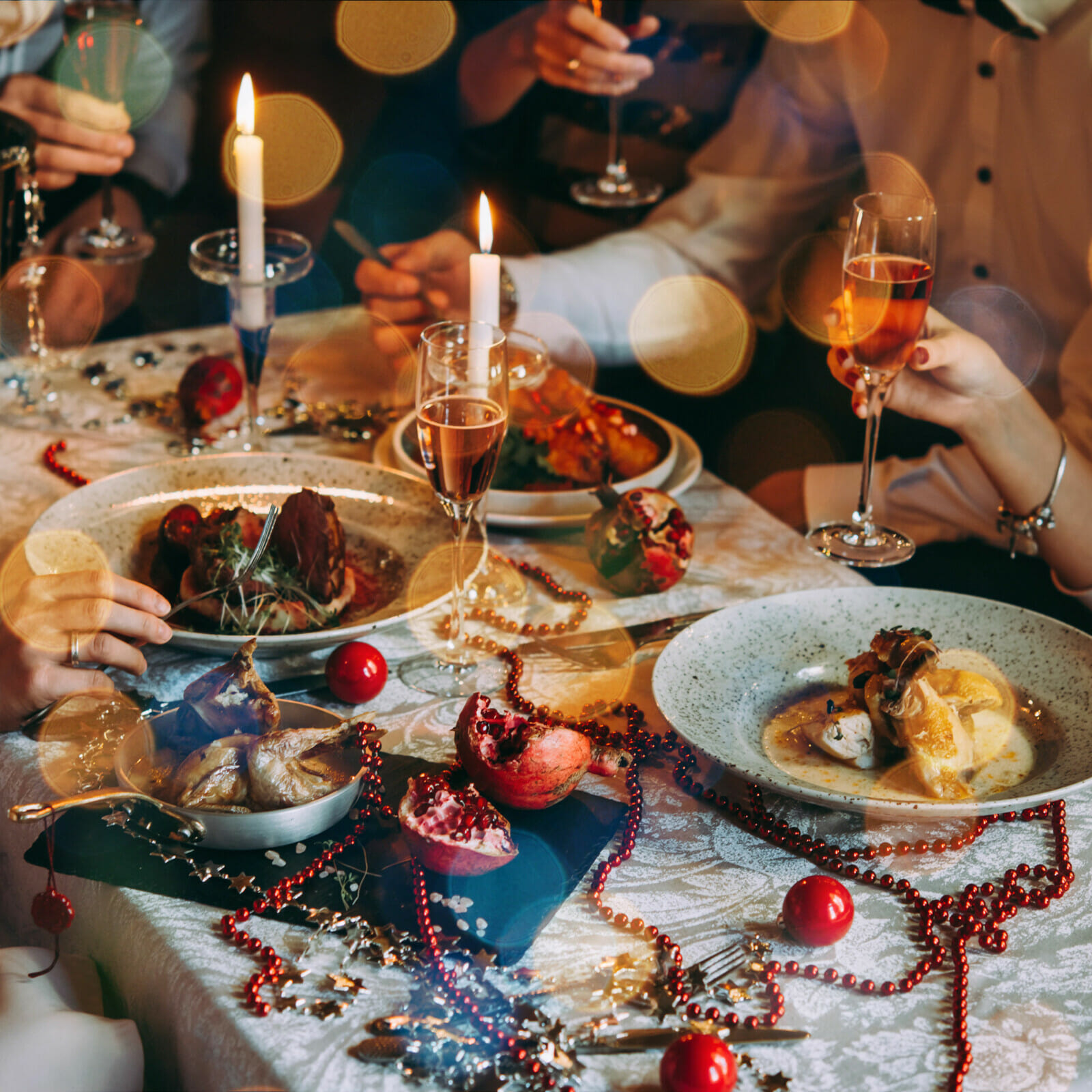 Gedeckter Tisch mit Kerzen zu Weihnachten