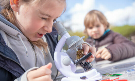 Kinder erkunden die Natur mit Teleskop