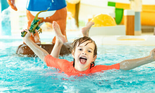Junge im Kinderbecken des AQUAFUN während Urlaub im Fleesensee Hotel mit Therme