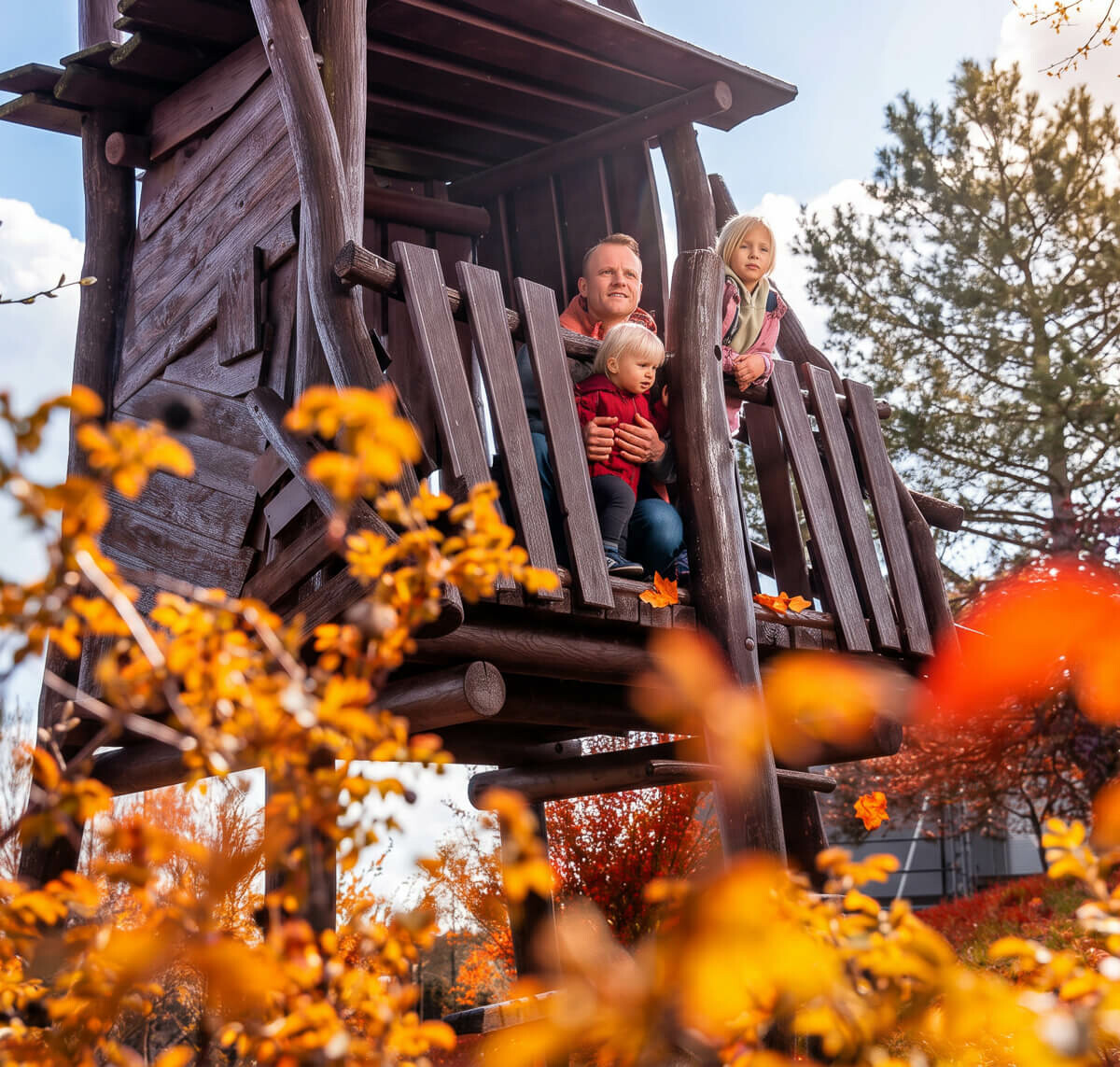 Familie auf einem Spielplatz im Herbst