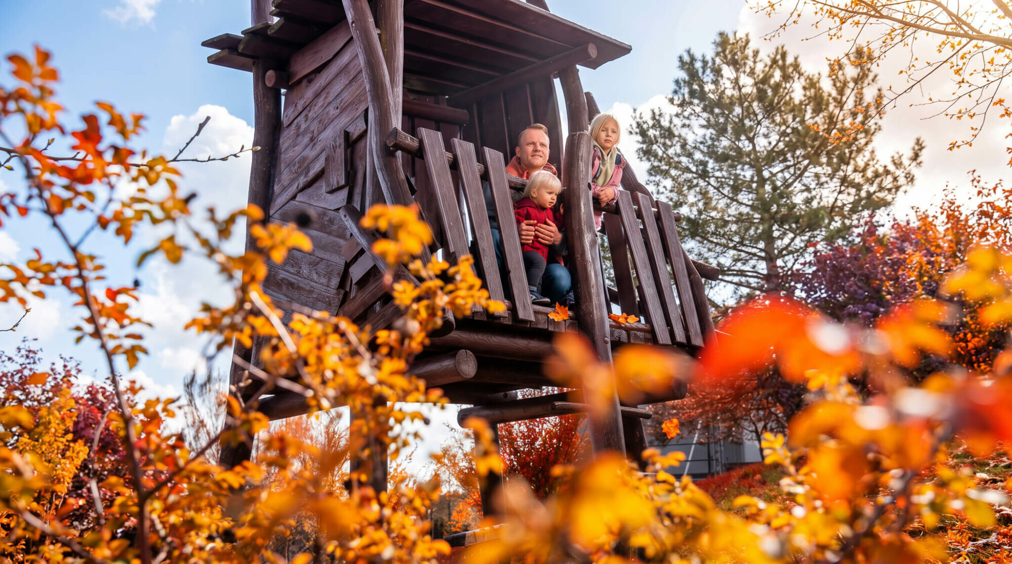Familie auf einem Spielplatz im Herbst