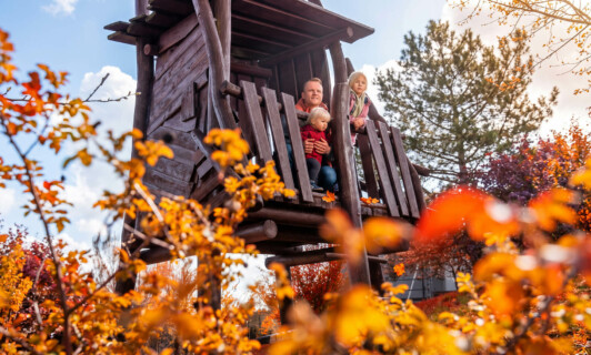 Familie auf einem Spielplatz im Herbst