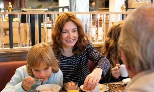 Familie im Familienurlaub mit Frühstück im Familienhotel