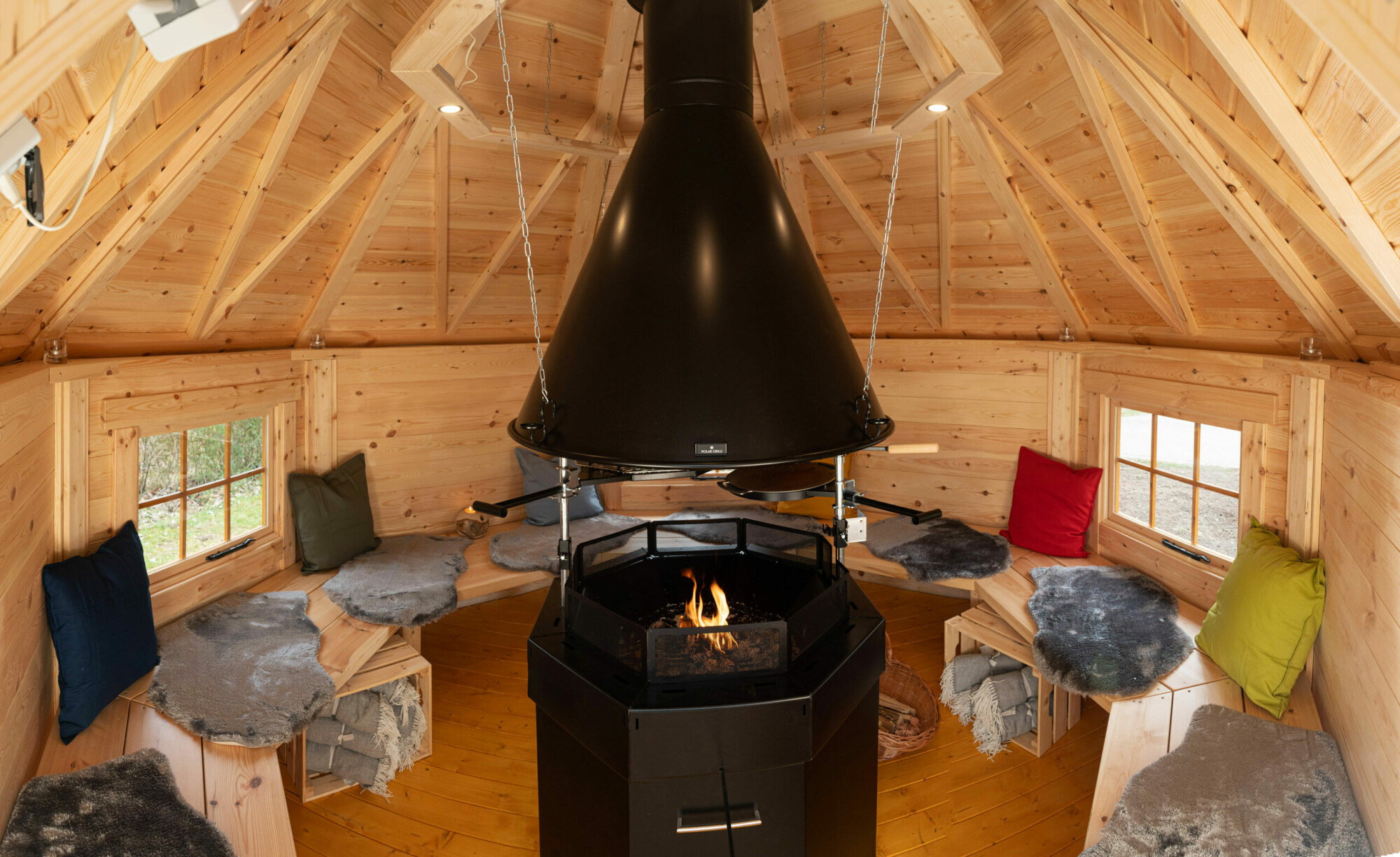 Holz Grillhütte ideal für ein Treffen mit Freunden in der nähe des Fleesensee