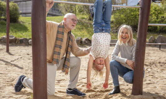Familie im Oma Opa Enkel Urlaub auf dem Spielplatz im Familienresort mecklenburgische Seenplatte