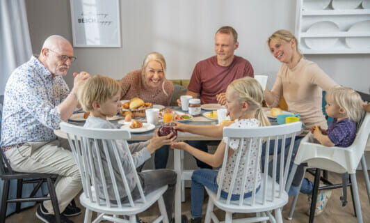Familie beim Frühstück im Ferienhaus meckenburgische Seenplatte