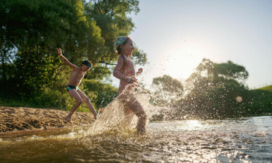Kinder laufen in den See