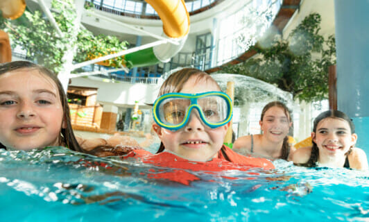 Kinder beim Badespaß im AQUAFUN