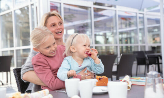 Familie isst Kuchen im Restaurant am Fleesensee