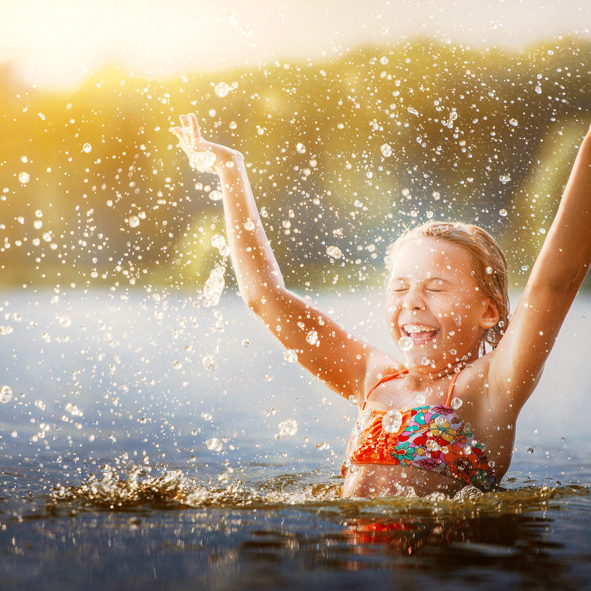 Mädchen schwimmt im See