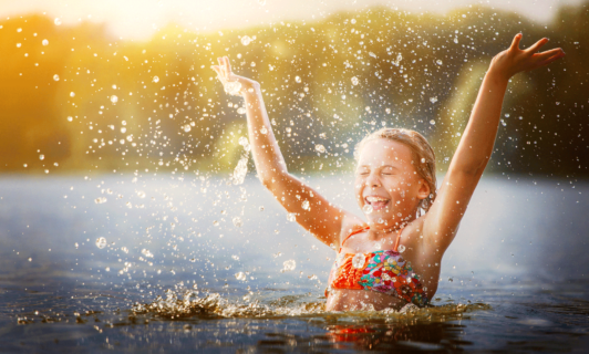 Mädchen schwimmt im See