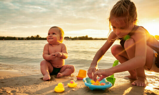 Kinder spielen am Strand