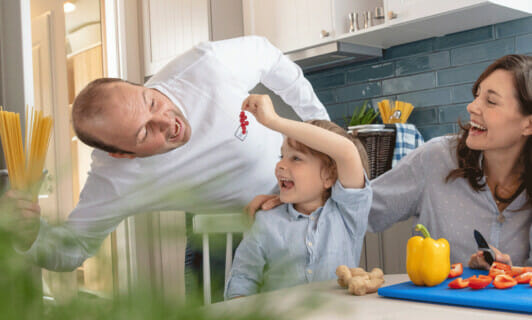 Familie zusammen in der Küche