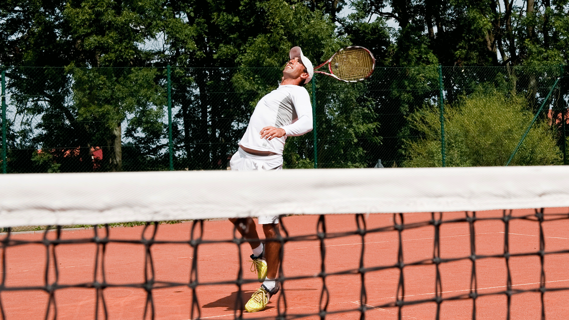 Tennisspieler beim Aufschlag