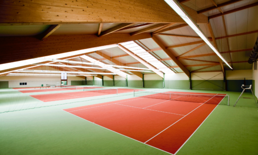 Große Tennishalle leer