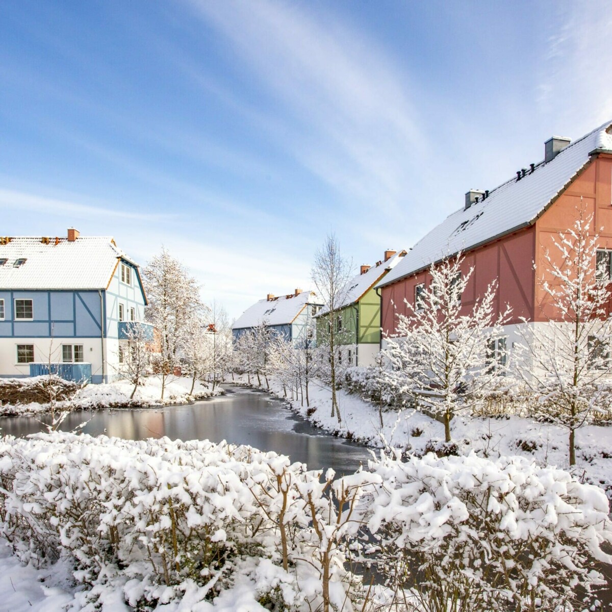 BEECH Resort Anlage mit Teich im Winter mit Schnee
