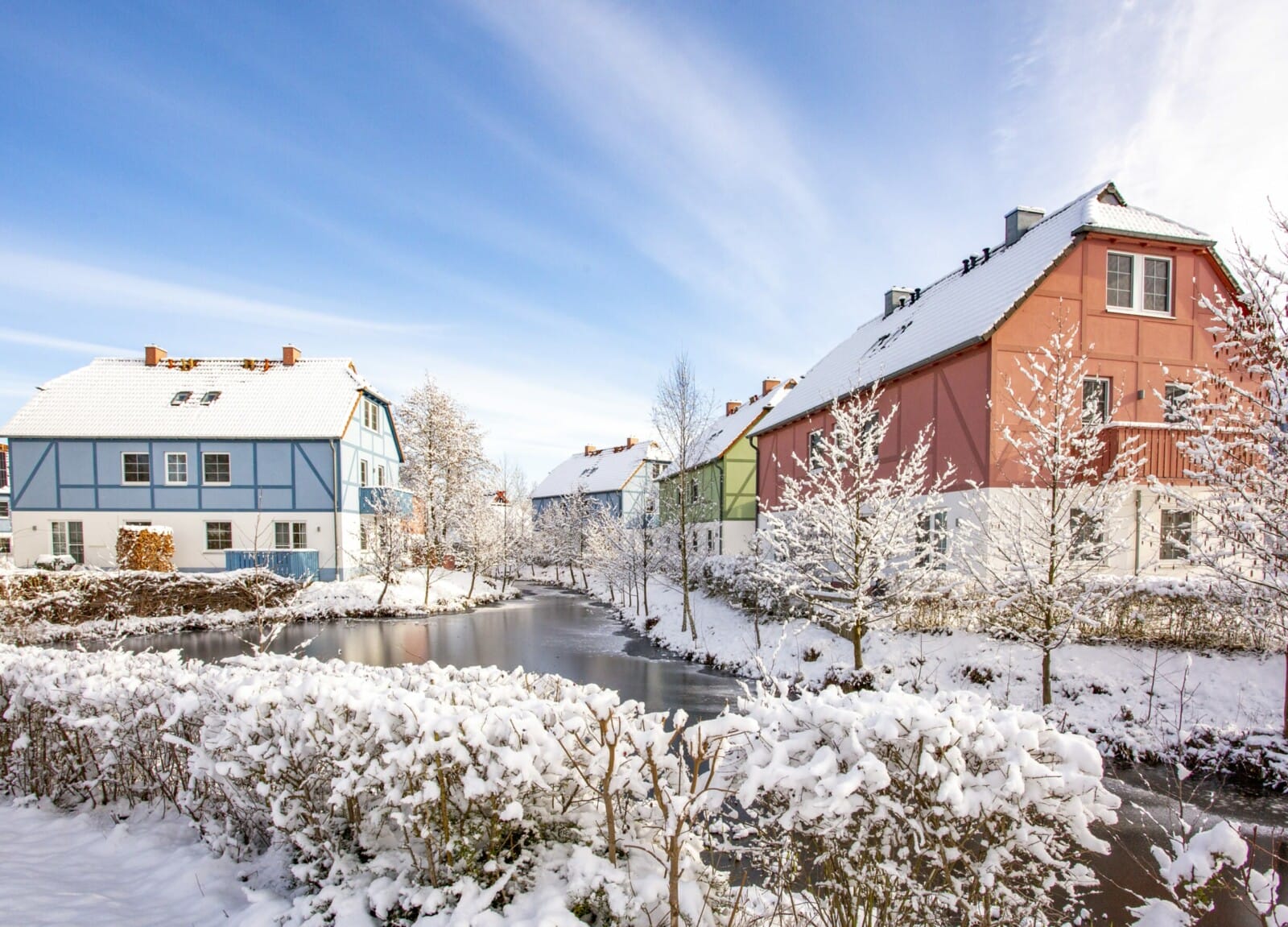 BEECH Resort Anlage mit Teich im Winter mit Schnee