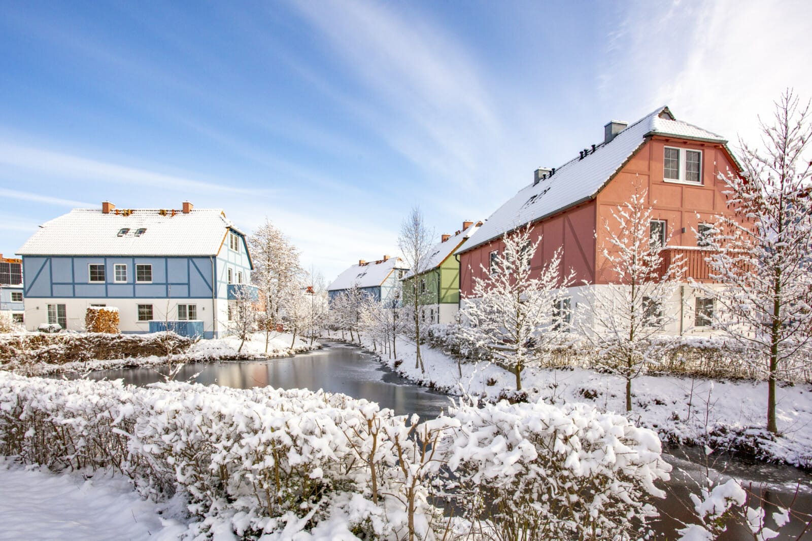 BEECH Resort Anlage mit Teich im Winter mit Schnee