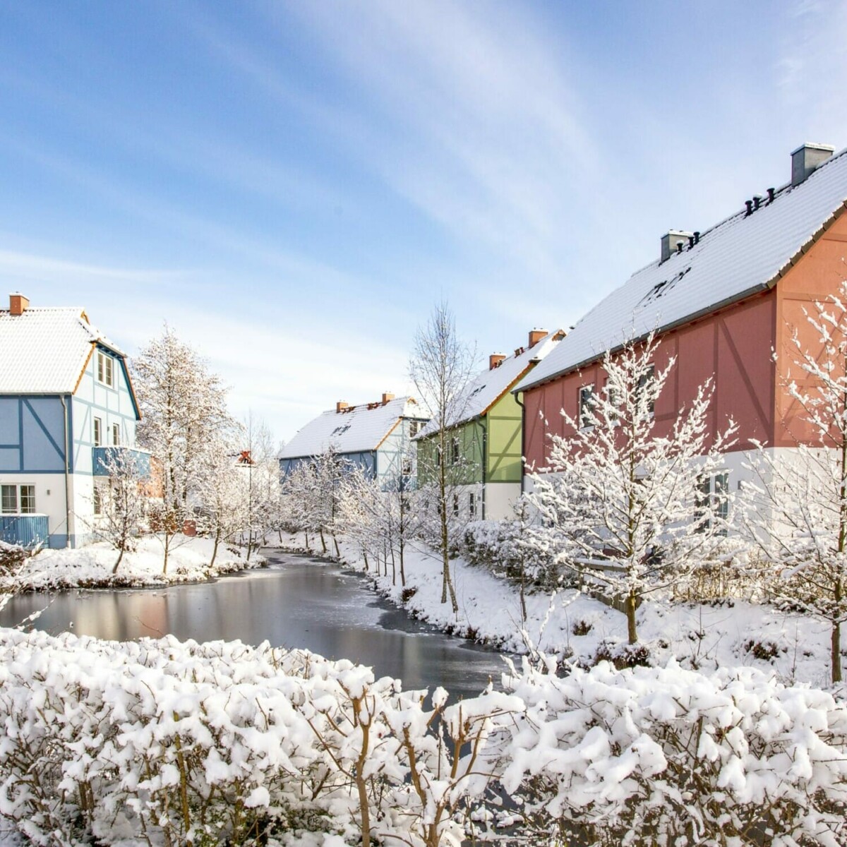 BEECH Resort Anlage mit Teich im Winter mit Schnee