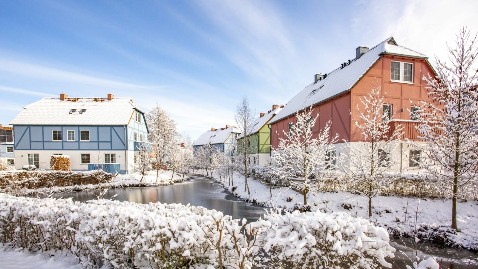 BEECH Resort Anlage mit Teich im Winter mit Schnee