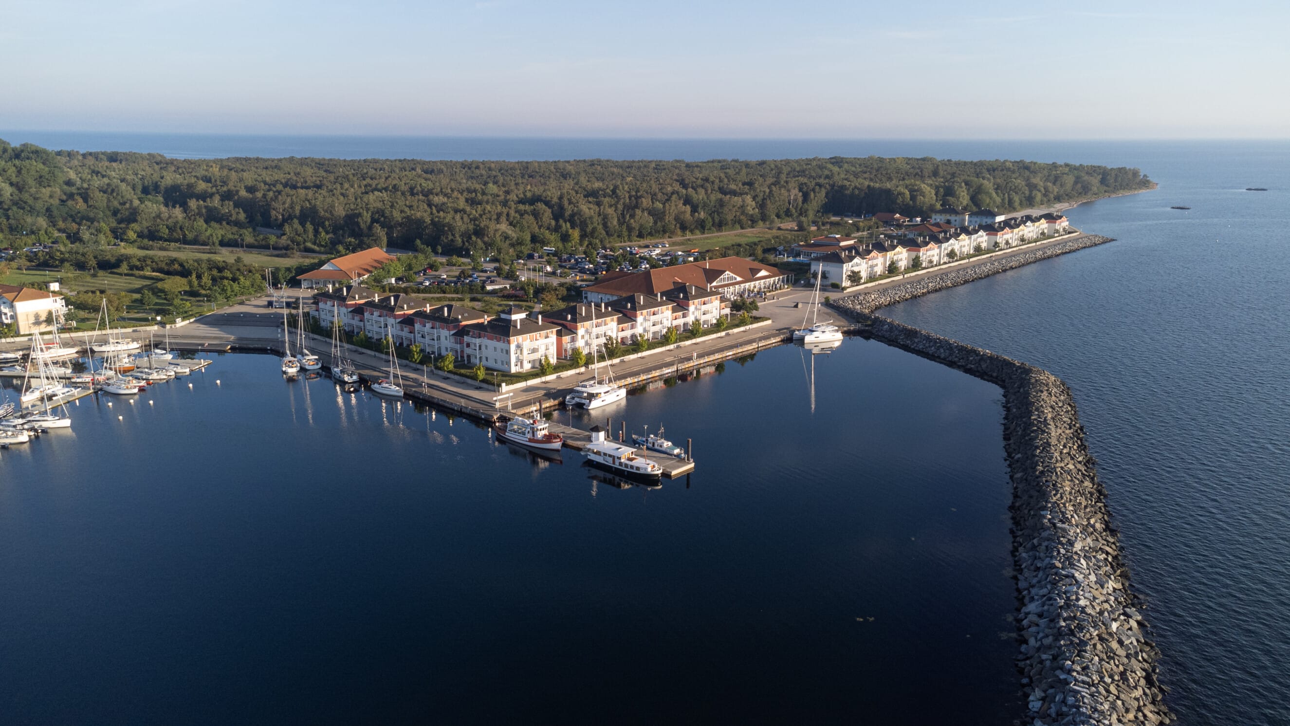 Drohnenaufnahme vom Familienhotel BEECH Resort Boltenhagen