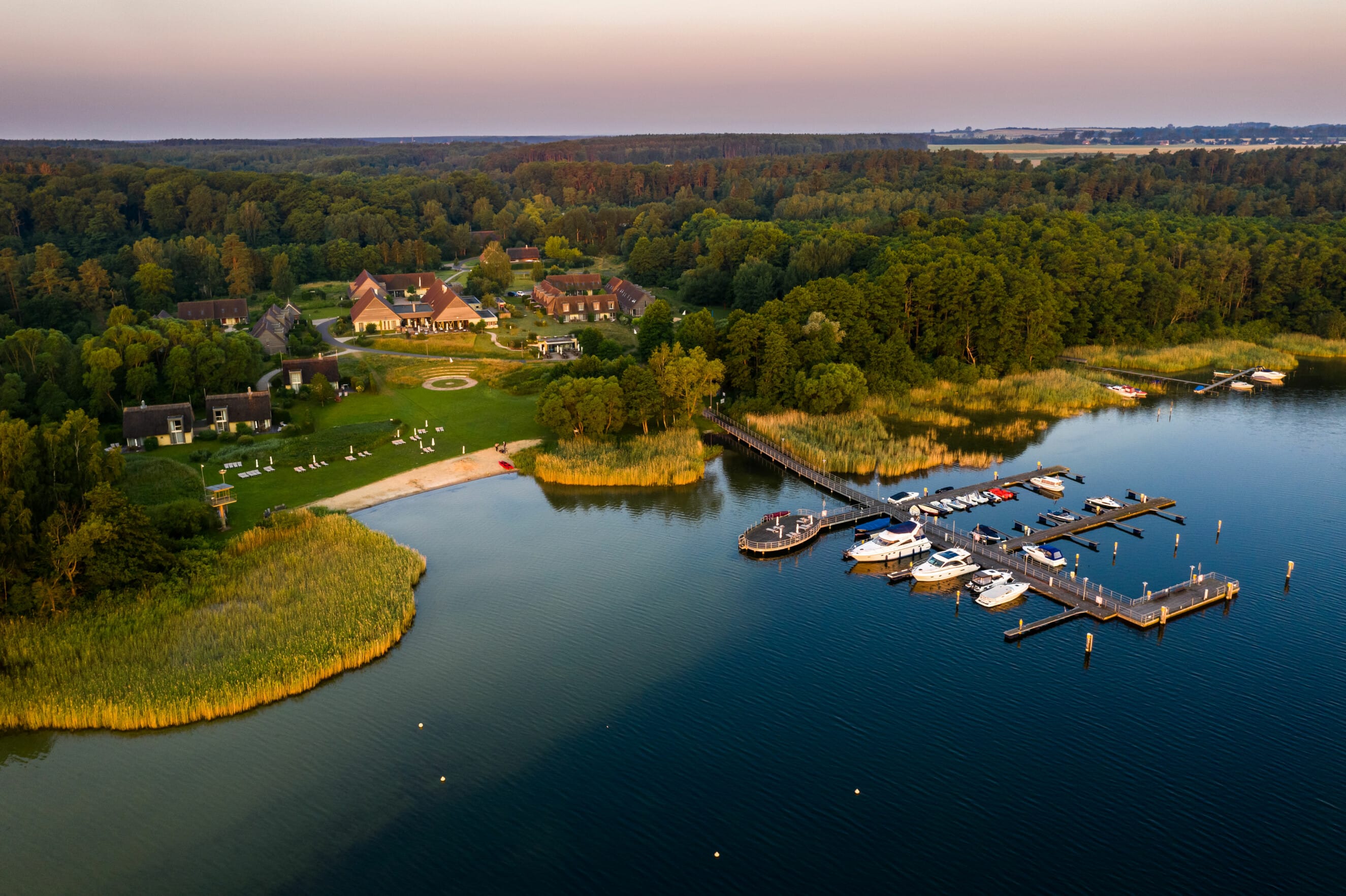 Blick auf Bootsanleger und BEECH Resort Plauer See