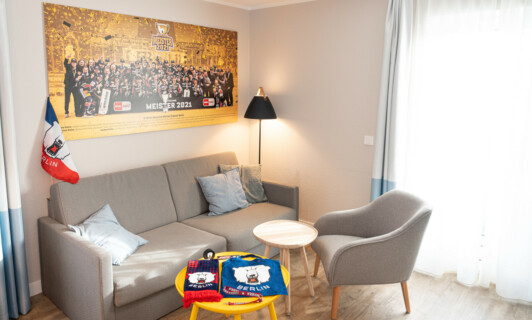 Eisbären Berlin Merch im Familienapartment am Fleesensee