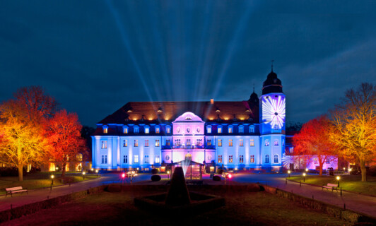 Bunt beleuchtetes Schlosshotel Fleesensee zur Veranstaltung Flanierball in MV