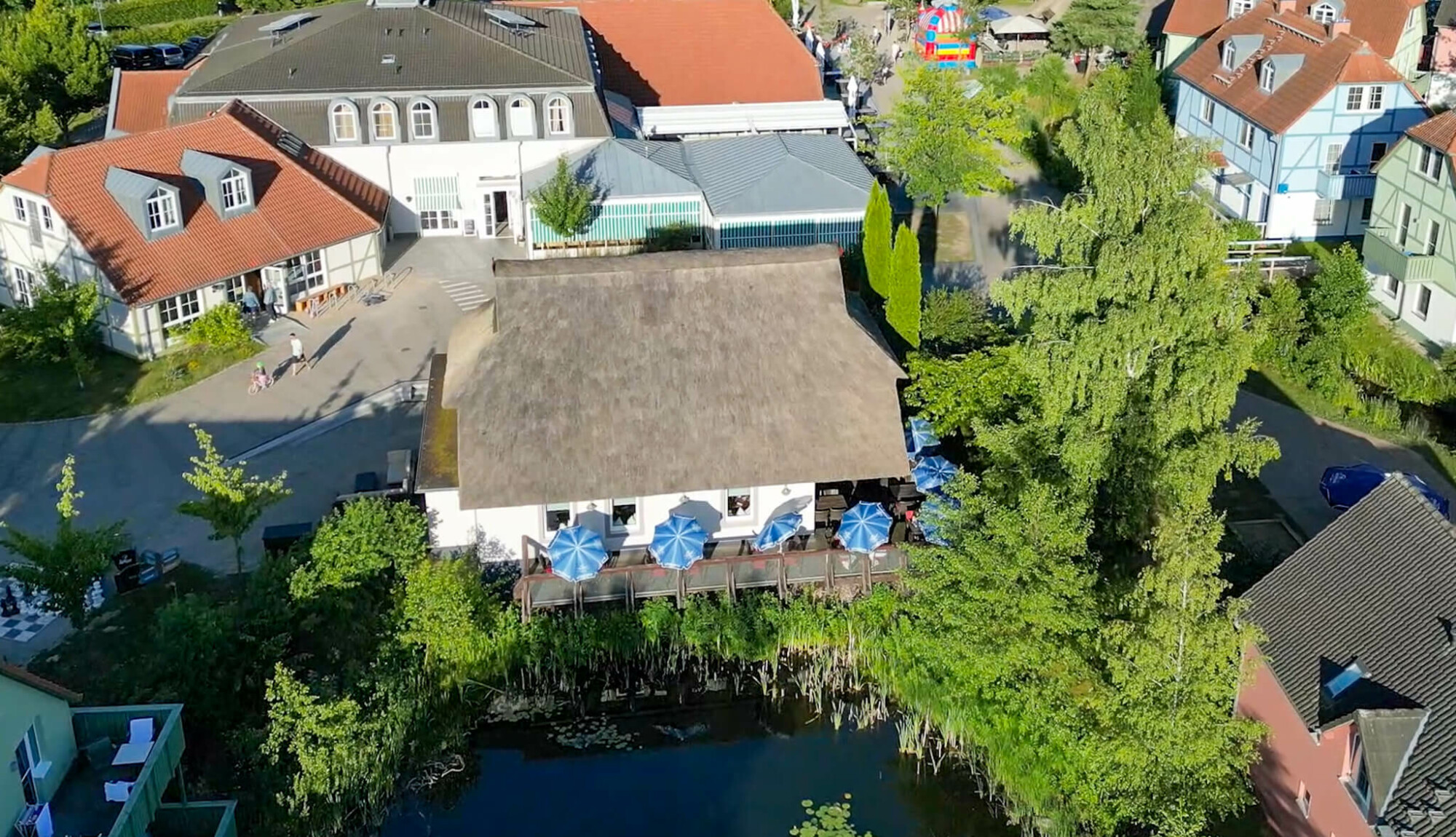 Ein Reetdach Haus von oben