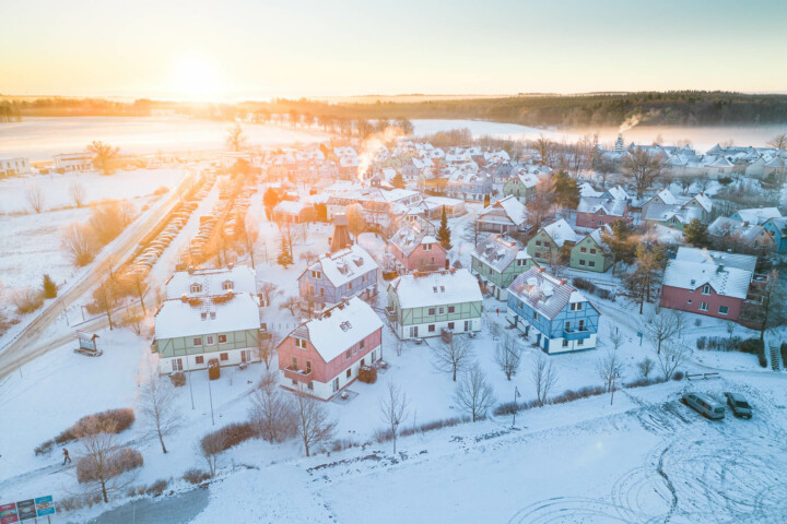 Ein Familienresort im Winter aus der Vogelperspektive