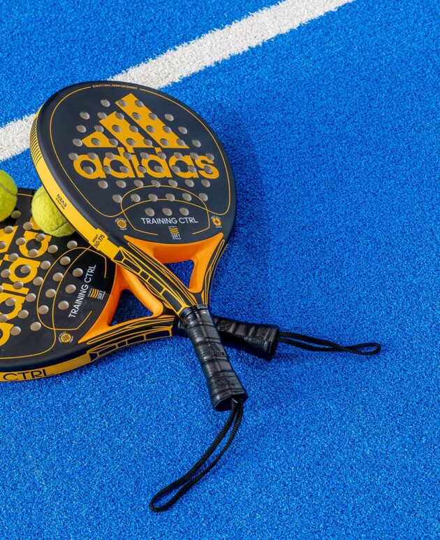 Zwei Padel Schläger auf dem Boden
