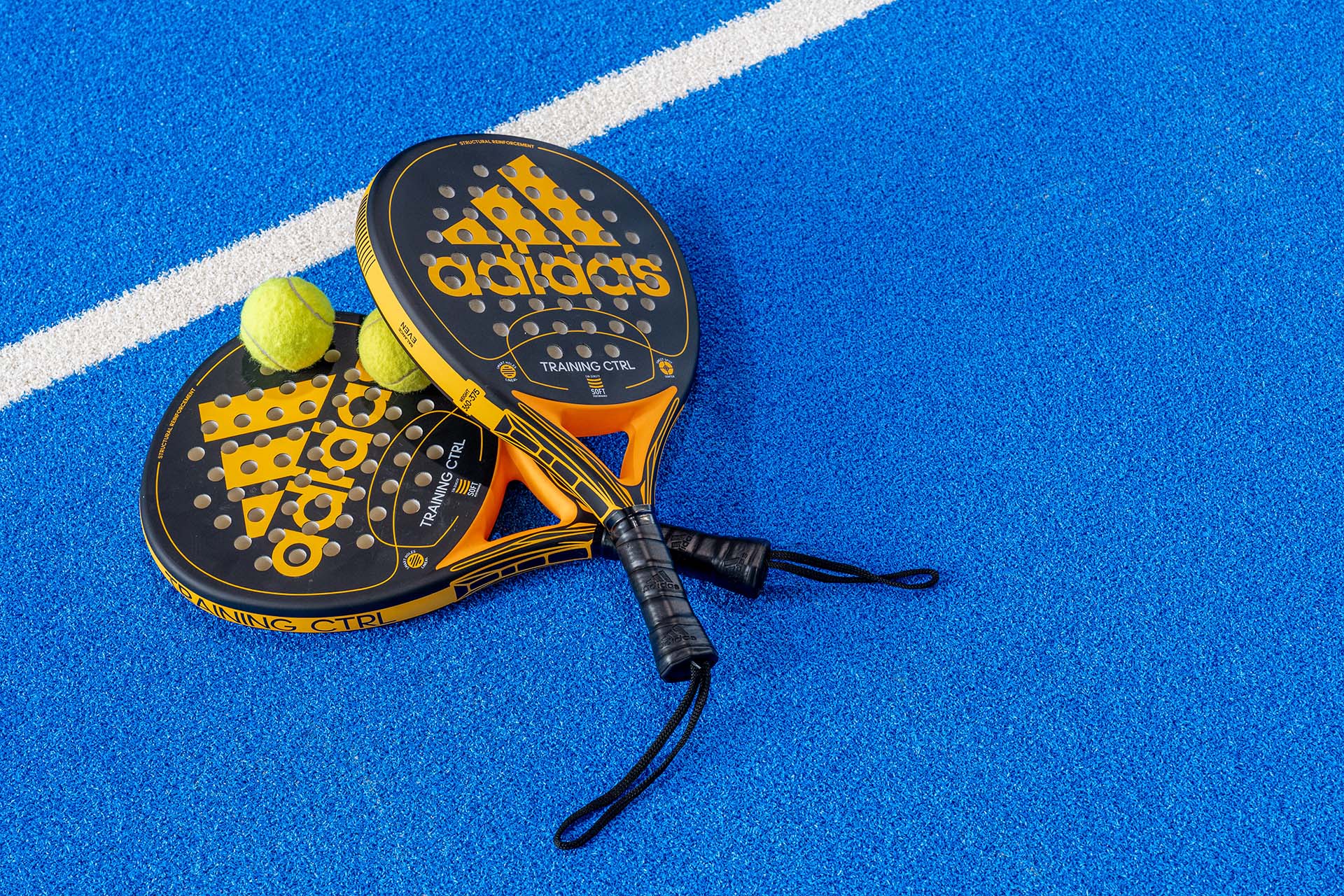 Zwei Padel Schläger auf dem Boden