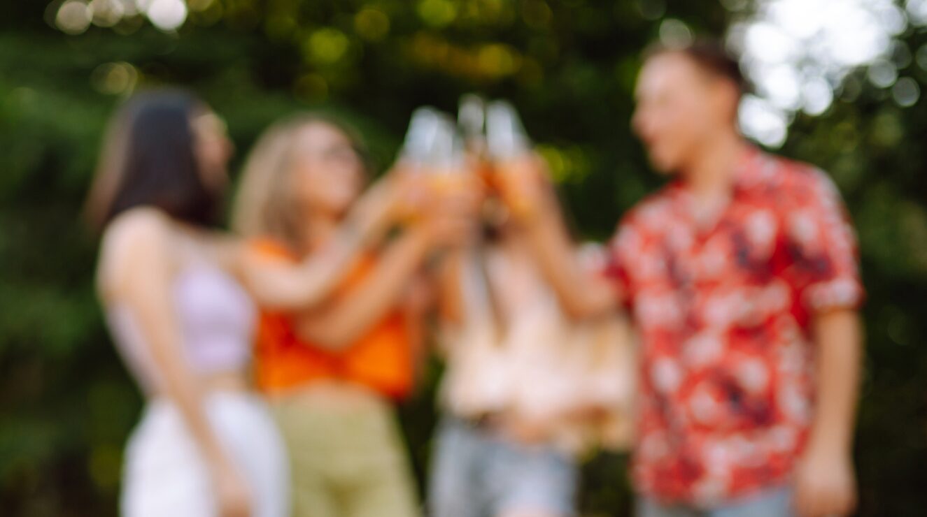 Freundesgruppe stößt an